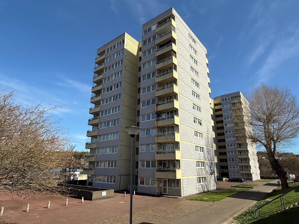 Lot: 137 - TWO-BEDROOM FLAT FOR IMPROVEMENT - Purpose built block of flats